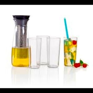 Ice coffee brewer with cup set